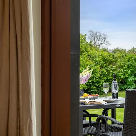 2 Bed In G0131 * 헴슬리